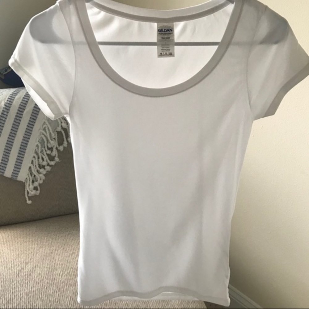 NWOT Gildan Performance Activewear T-shirt